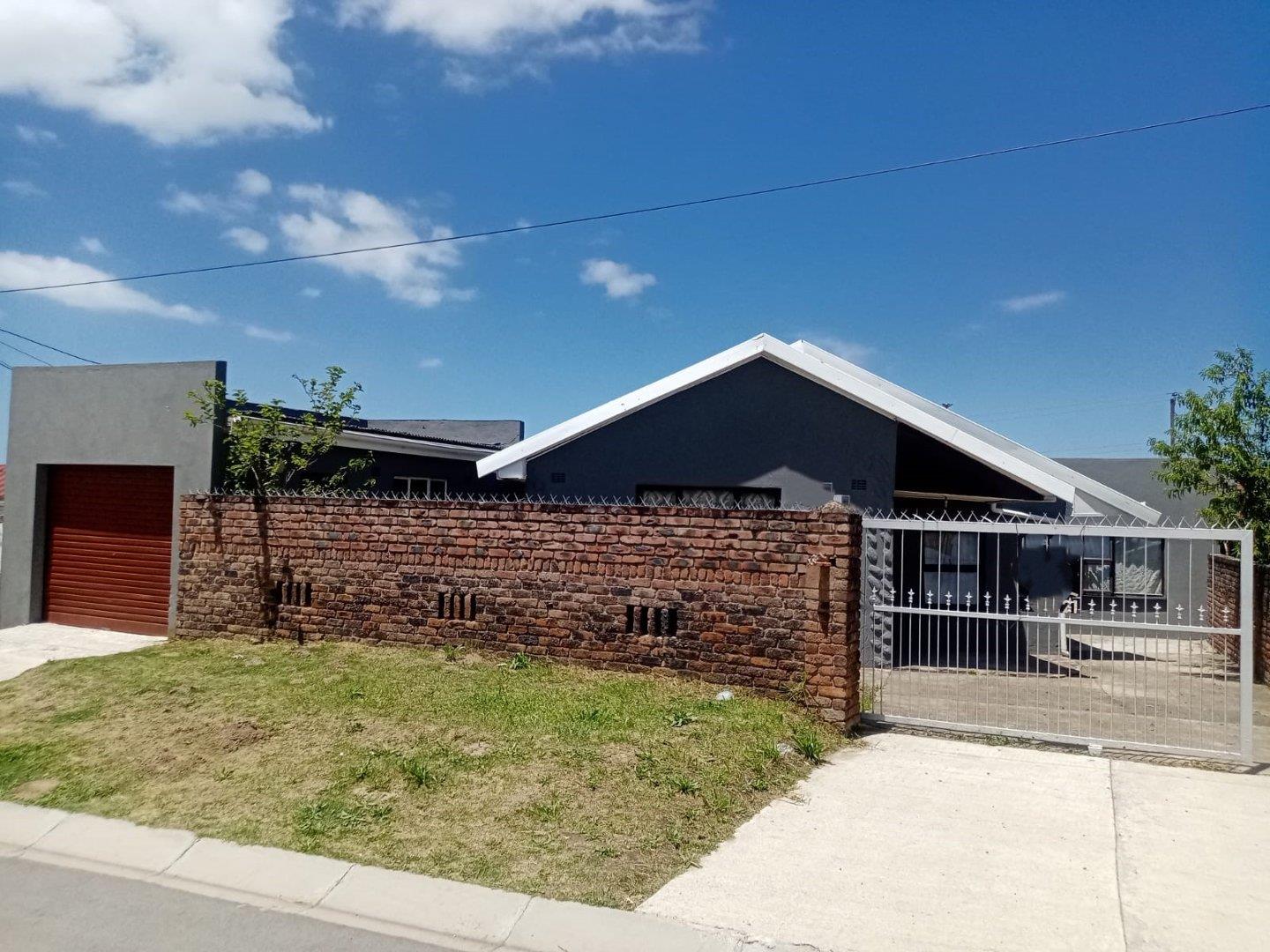 4 Bedroom House for sale in Mdantsane Nu 9 P24113599186