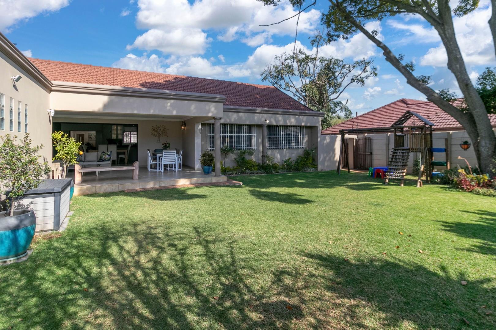 4 Bedroom House for sale in Dunvegan P24113599255