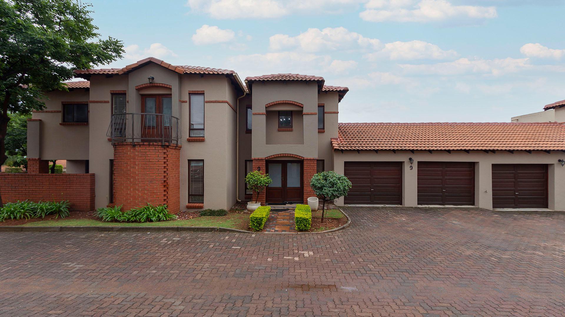 Moreleta Park Property Townhouses for sale in Moreleta Park