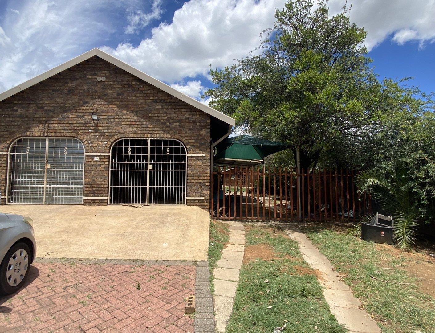 4 Bedroom House for sale in Die Heuwel Ext 1 P24113601392