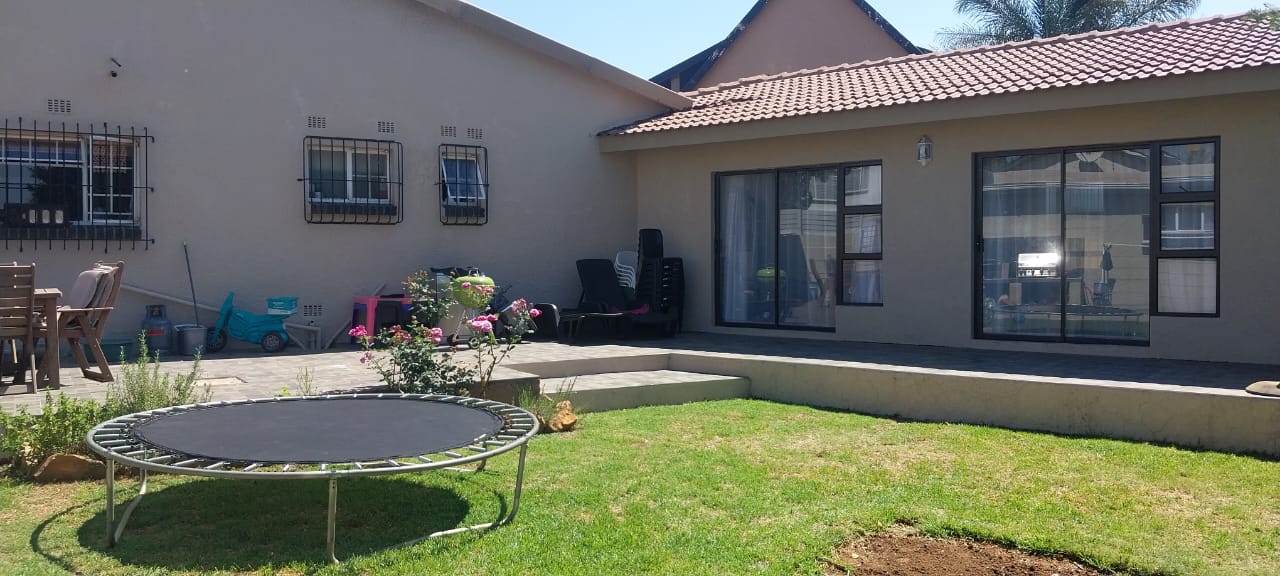 4 Bedroom House for sale in Marlands P24113601653