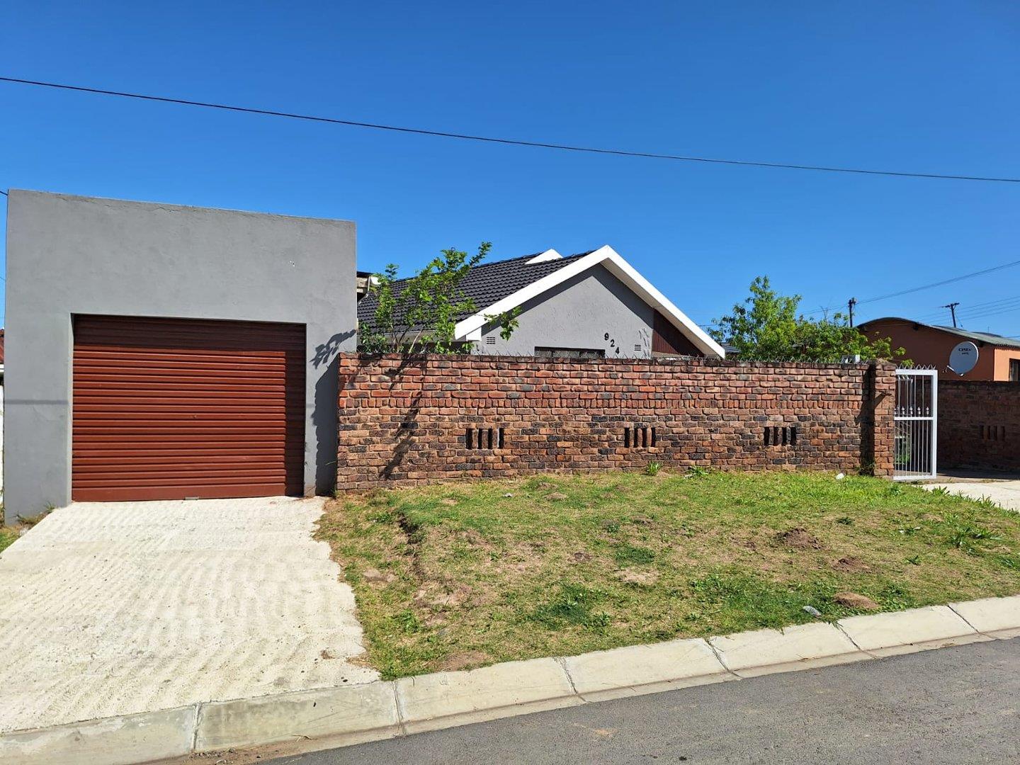 4 Bedroom House for sale in Mdantsane Nu 9 P24113602887