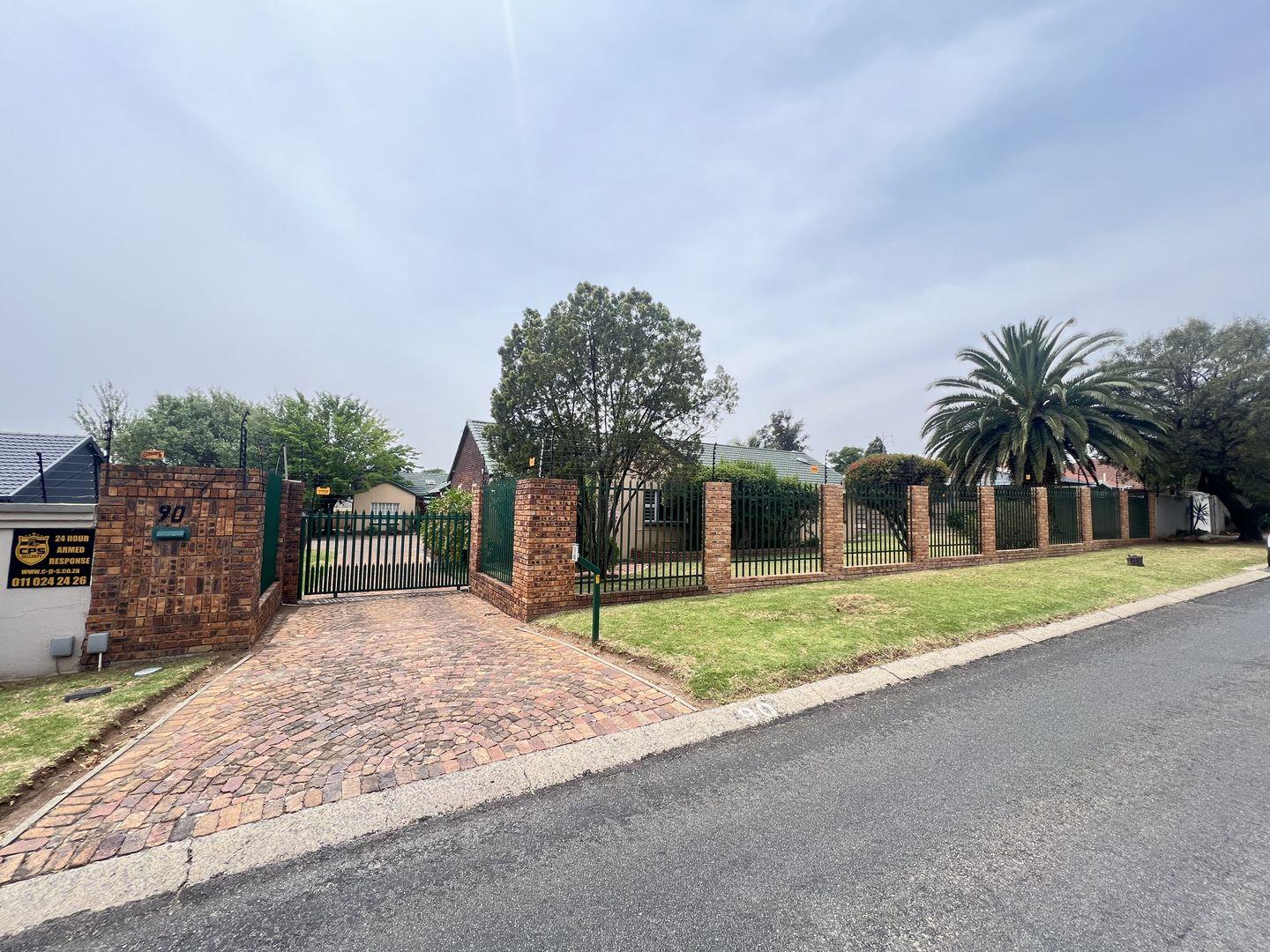 3 Bedroom House for sale in Brackenhurst P24113603436