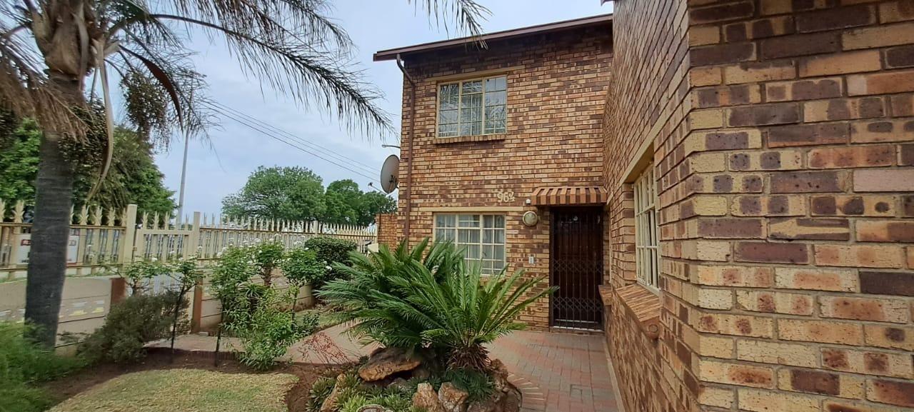 3 Bedroom House for sale in Actonville P24113604506