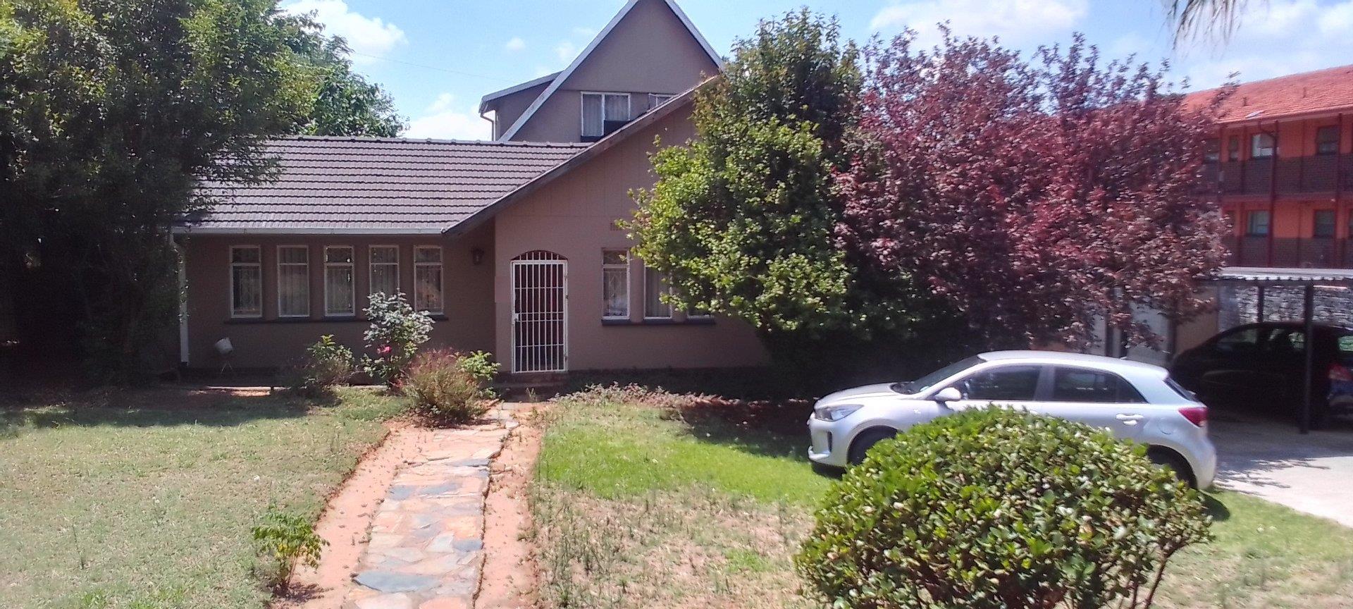 4 Bedroom House for sale in Kew P24113605365