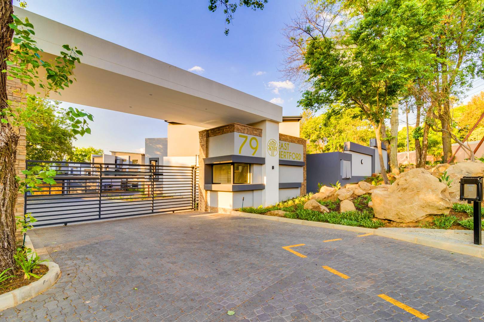 2 Bedroom Apartment / flat for sale in Bryanston East 13 Ss 79 East