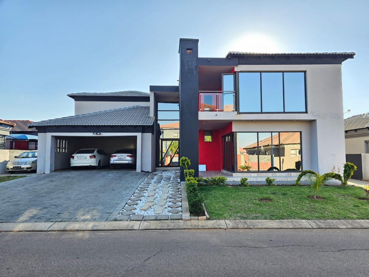 5 Bedroom House for sale in The Orchards P24113606813