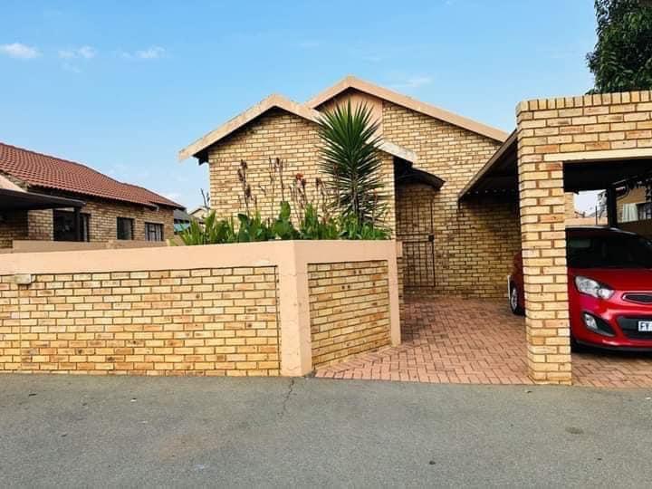 2 Bedroom Townhouse for sale in Greenhills P24113804008