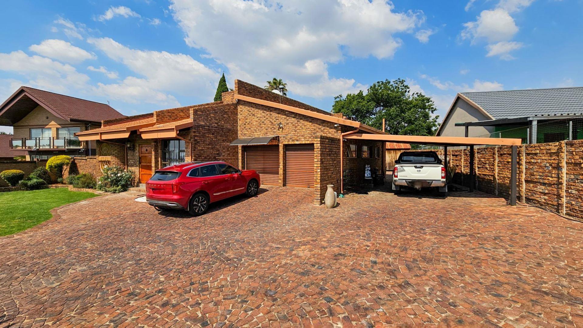 4 Bedroom House for sale in Dalpark Ext 1 P24113608843