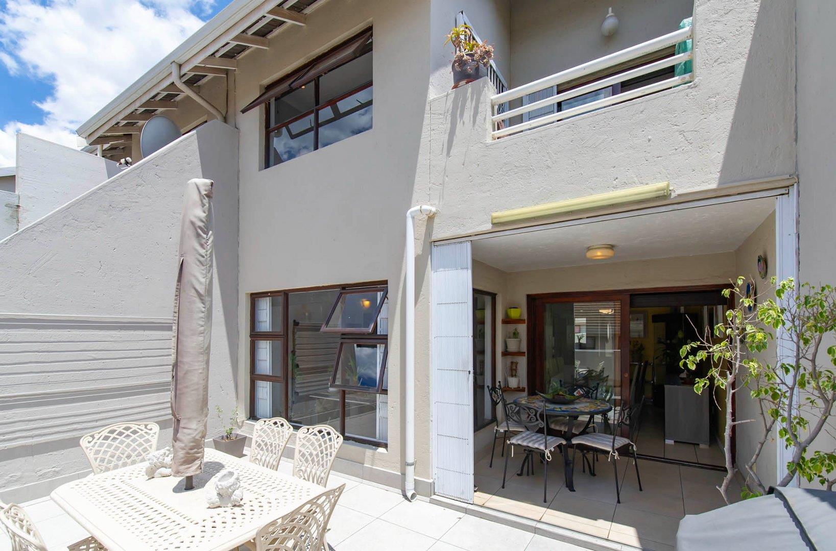 3 Bedroom Townhouse for sale in Bedford Gardens 13 Hathersage Close