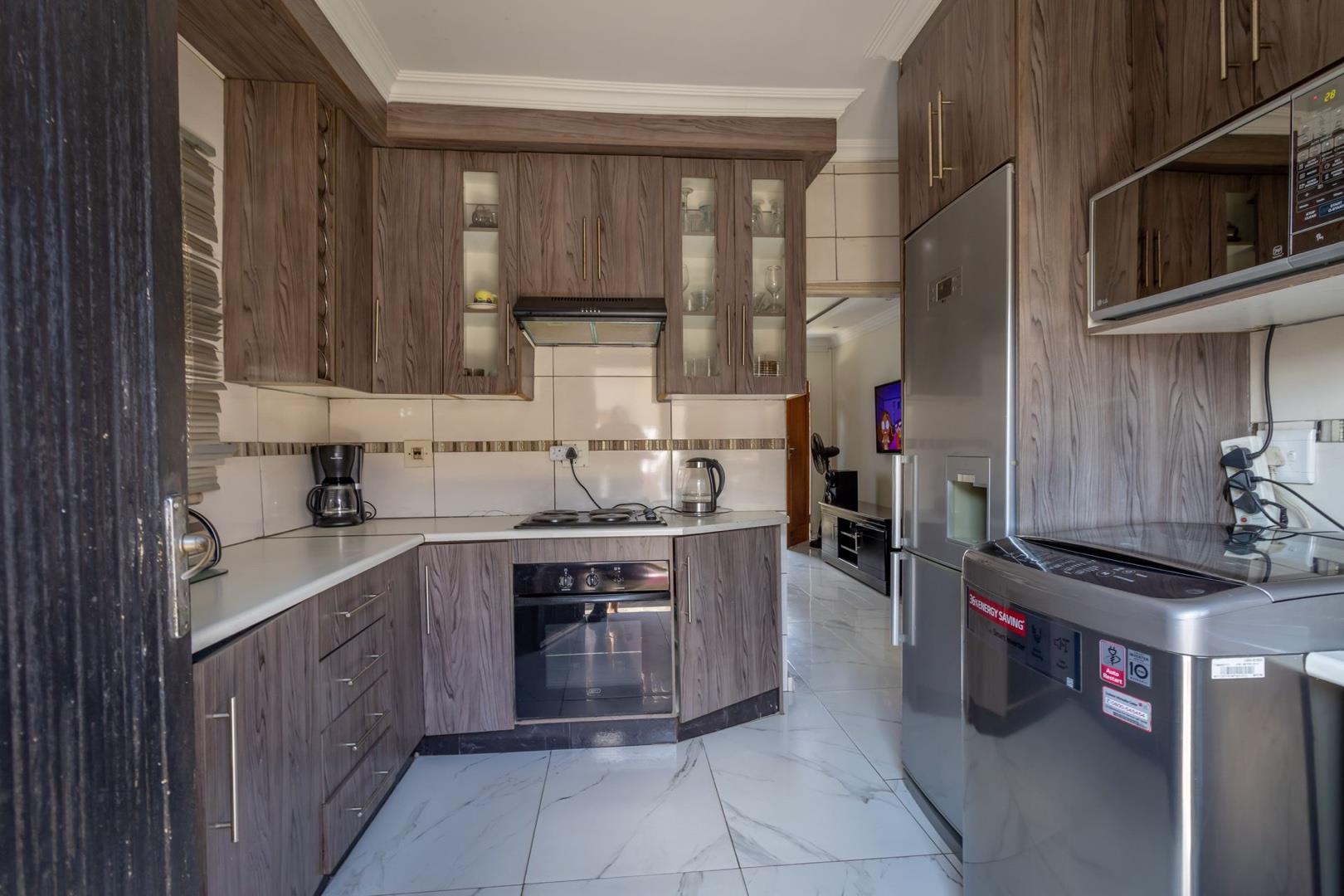 2 Bedroom House for sale in Meadowlands West P24113610858
