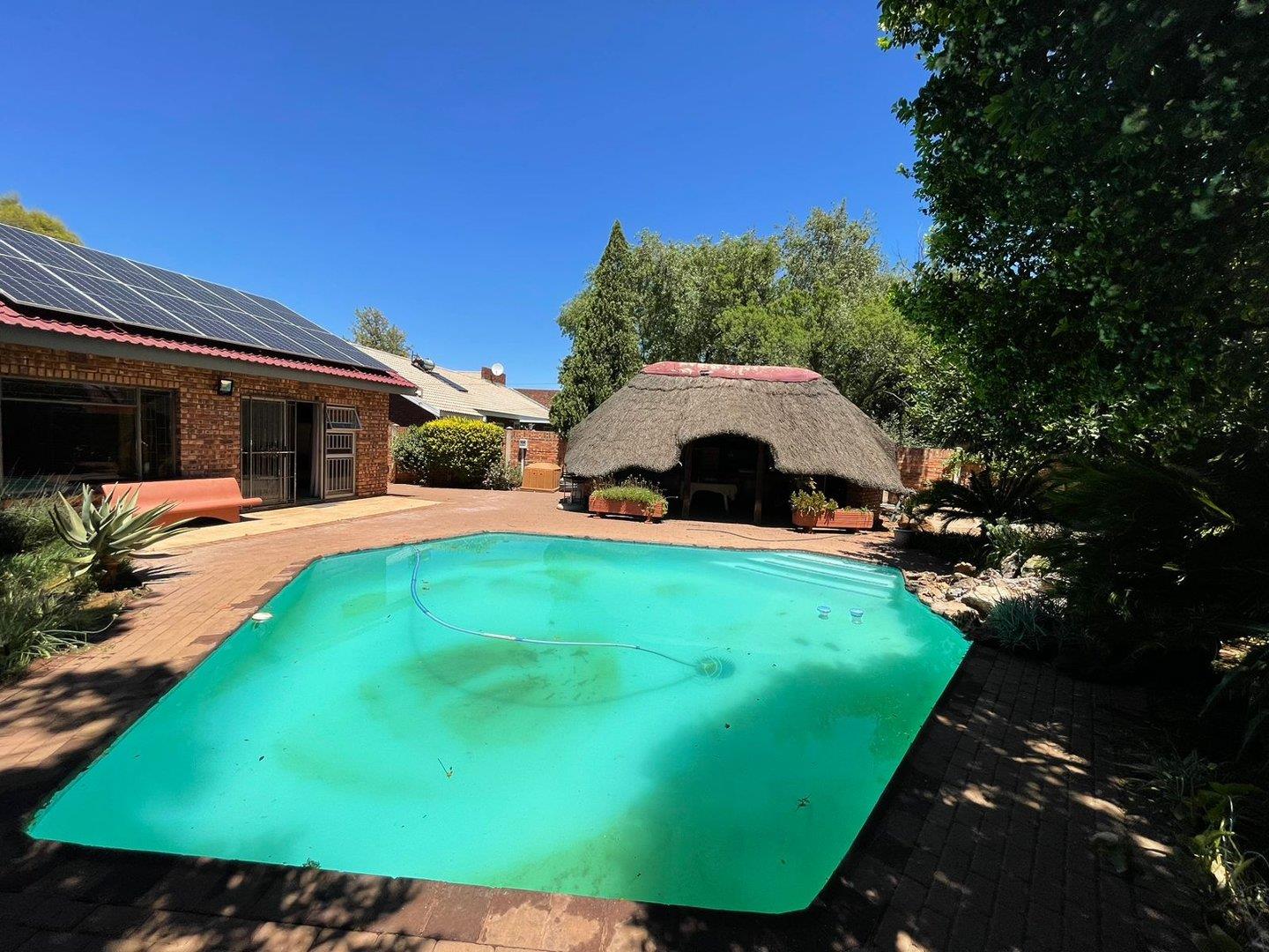 6 Bedroom House for sale in Royldene P24113614068