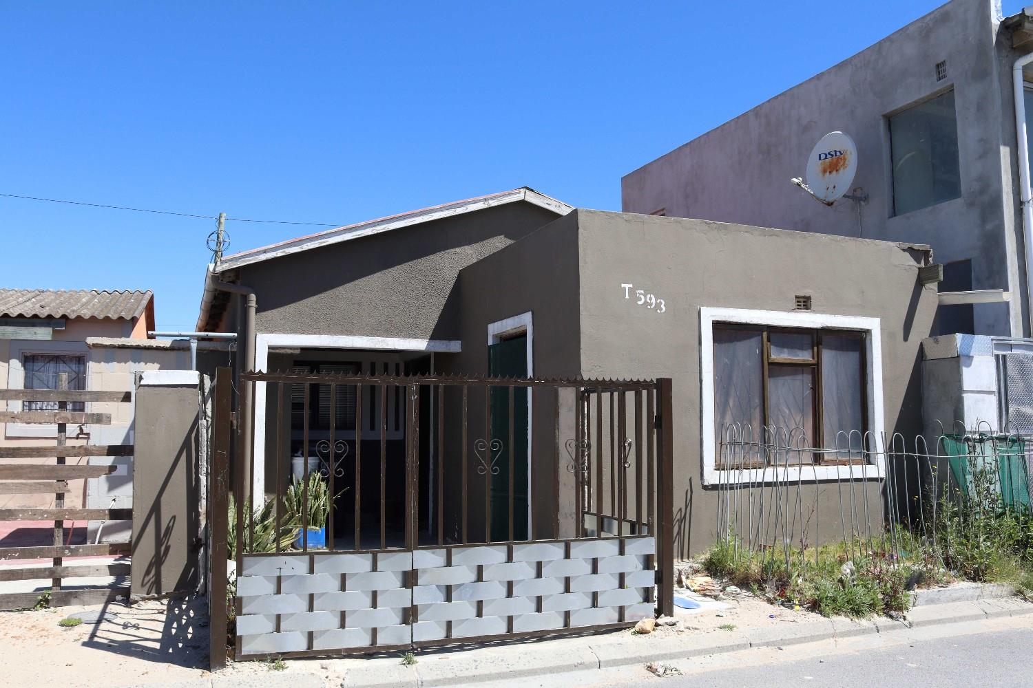 4 Bedroom House for sale in Victoria Mxenge P24113618167