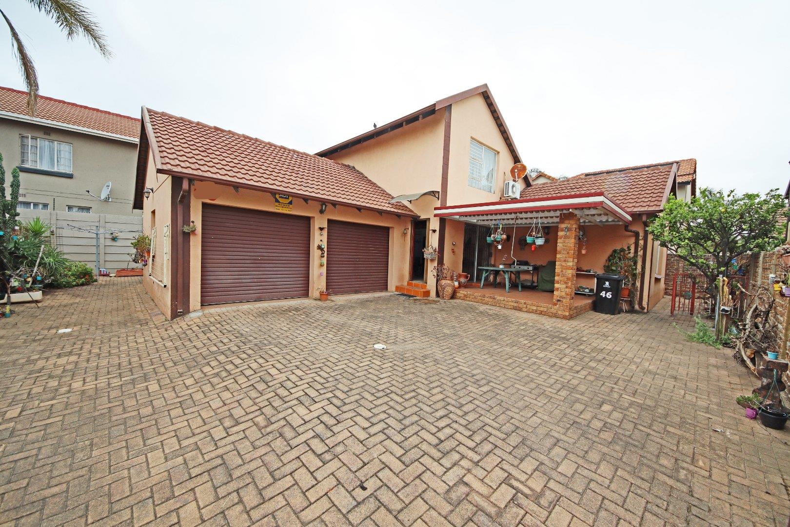 4 Bedroom House for sale in Eden Glen P24113618122