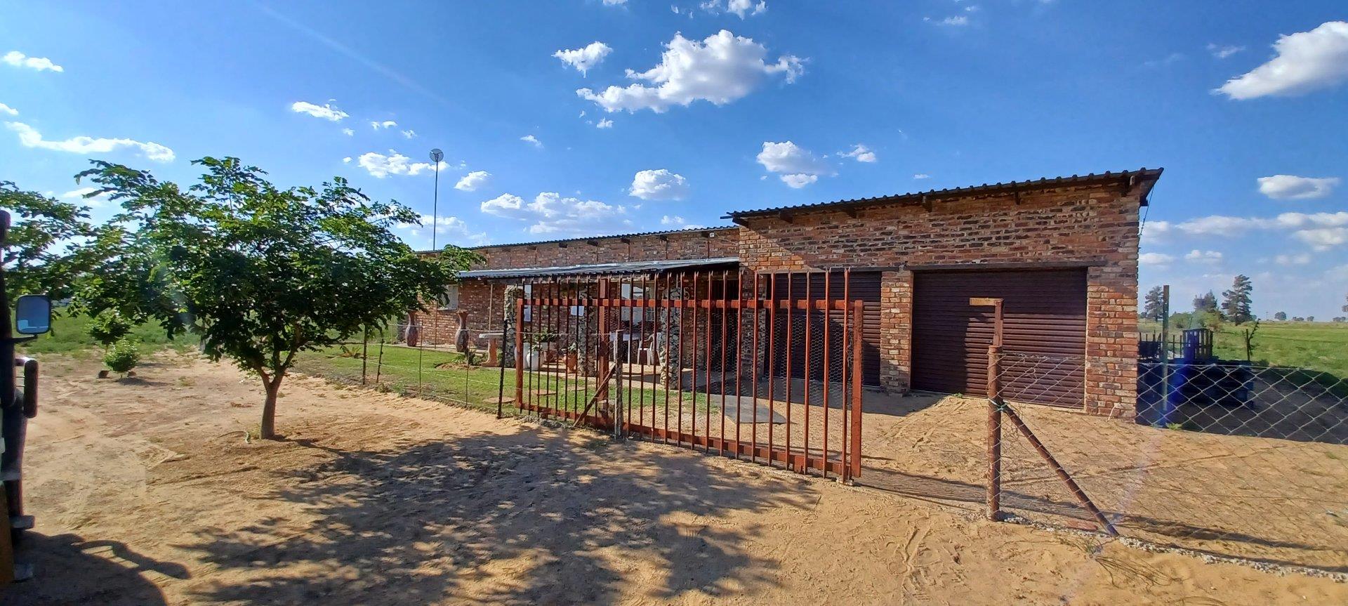 2 Bedroom House for sale in Renovaal P24113619232