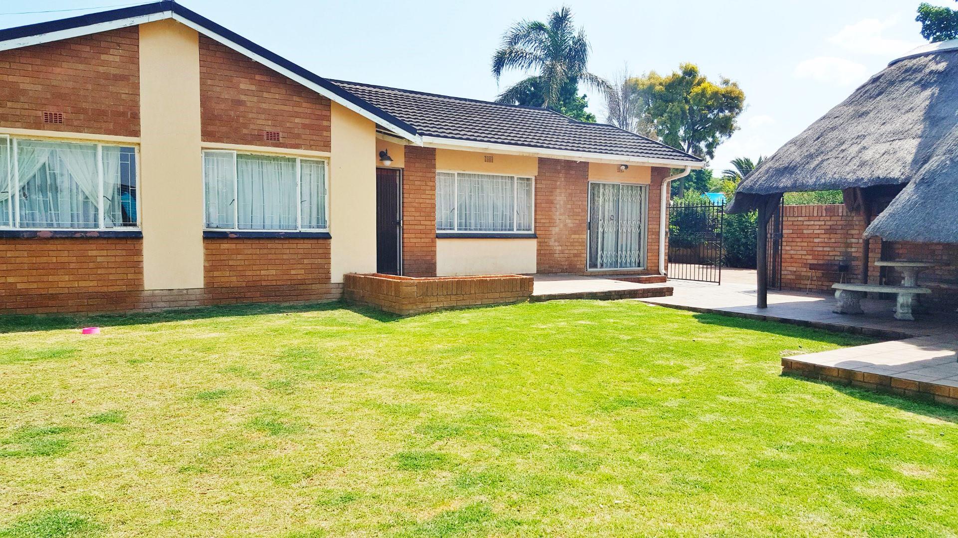 3 Bedroom House for sale in Dunnottar P24113619633