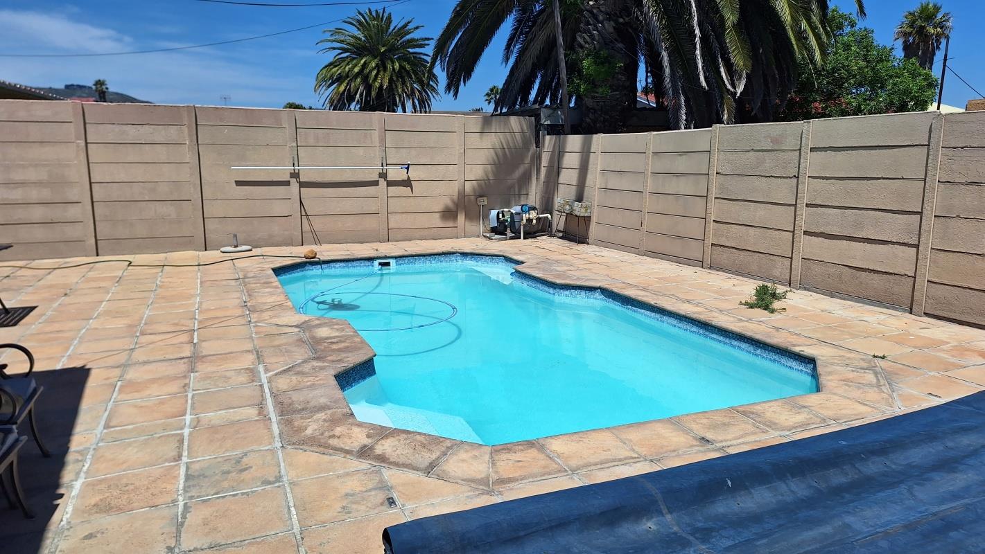 4 Bedroom House for sale in Bothasig P24113620465