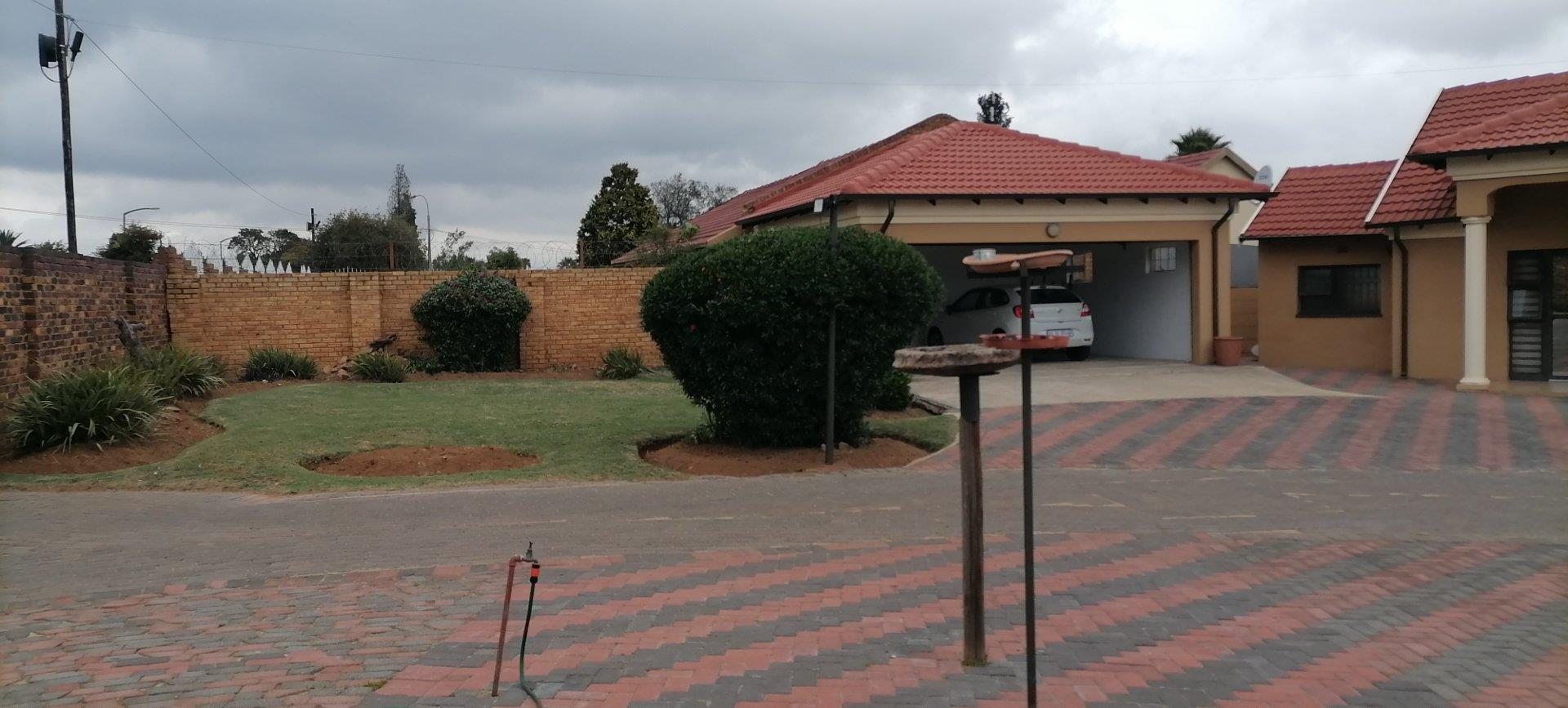 3 Bedroom House for sale in Witpoortjie P24113622535