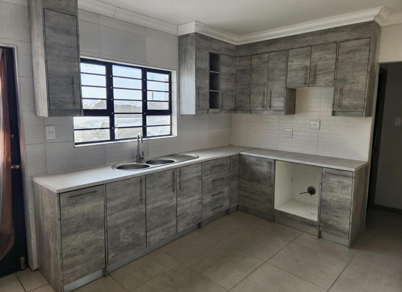 2 Bedroom House for sale in Grassy Park P24113623512