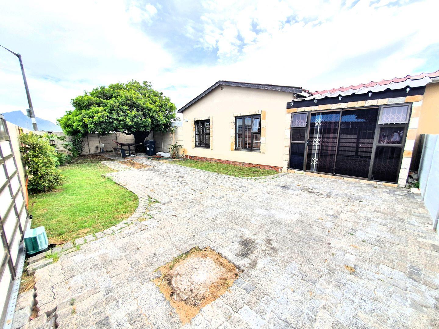 3 Bedroom House for sale in Grassy Park P24113623661