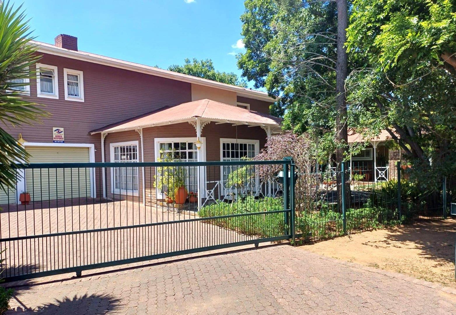 4 Bedroom House for sale in Bayswater P24113624644