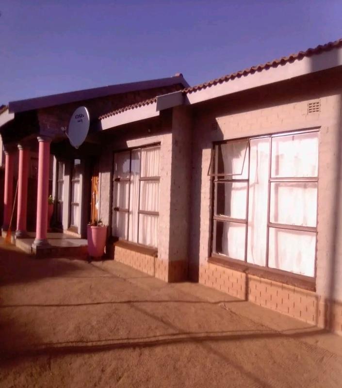3 Bedroom House for sale in Soshanguve East 537 Ipelamehlo P24