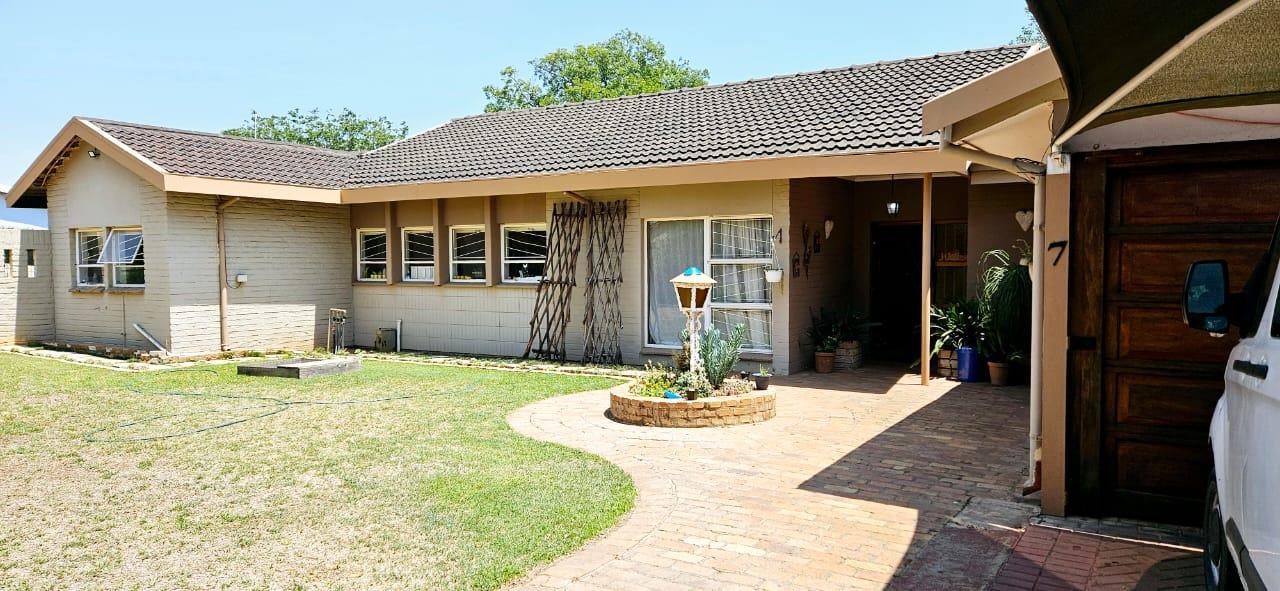 5 Bedroom House for sale in Lichtenburg P24113625148