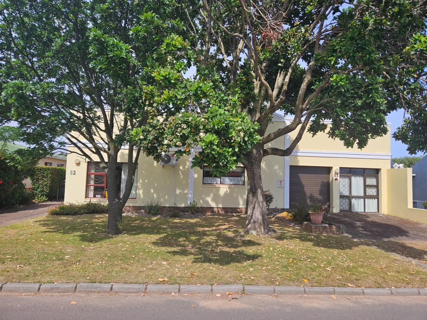 4 Bedroom House for sale in Kleinmond Central 52 9th Street P24