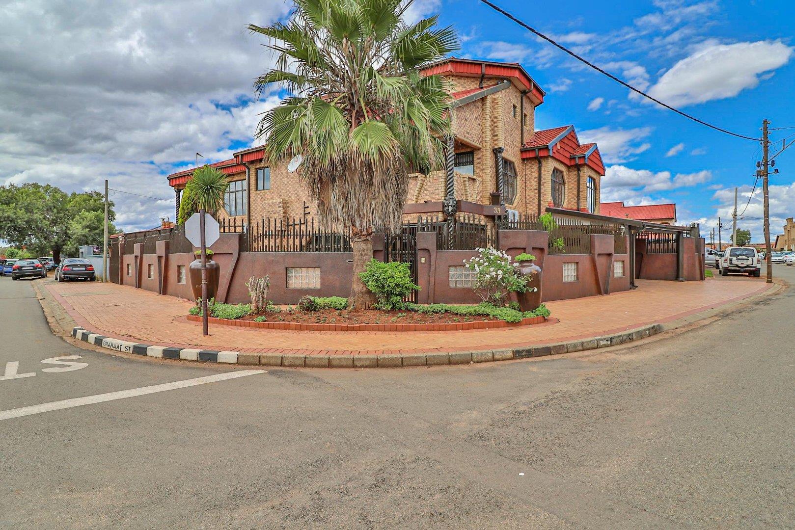 5 Bedroom House for sale in Lenasia Ext 5 P24113654401