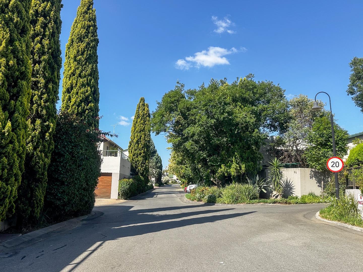 2 Bedroom Townhouse for sale in Mill Hill P24113406881