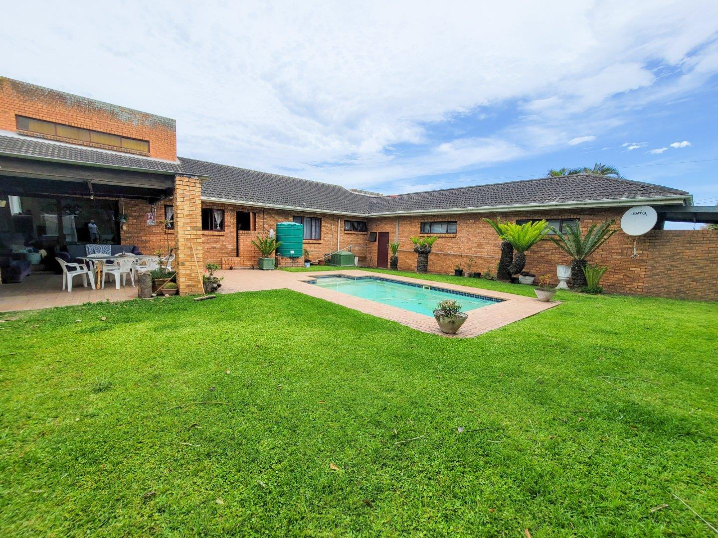 3 Bedroom House for sale in Gonubie P24113657293