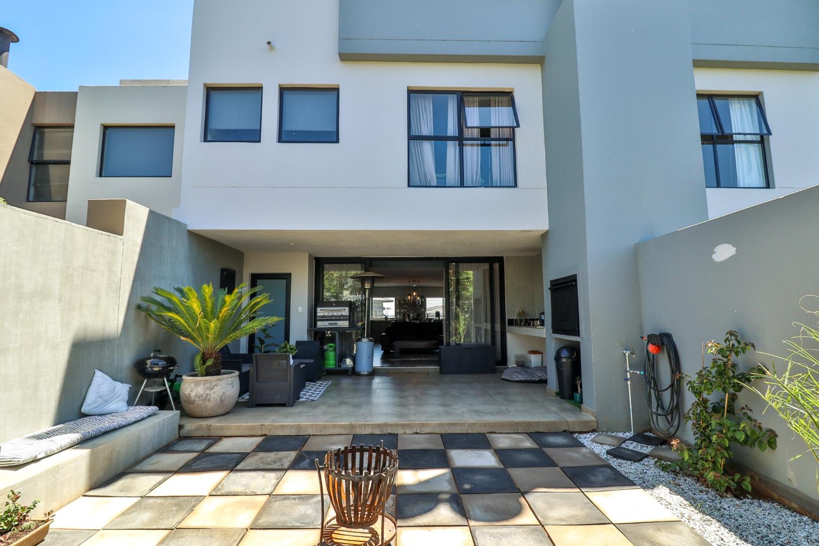 3 Bedroom Townhouse for sale in Lombardy Estate P24113658290