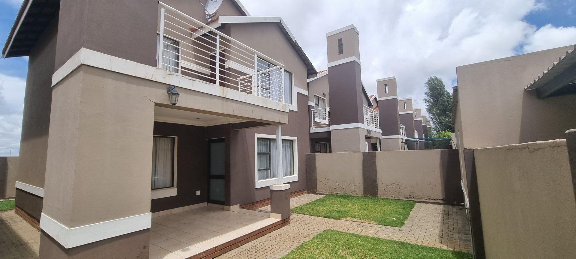 3 Bedroom Townhouse for sale in Bayswater P24113660221