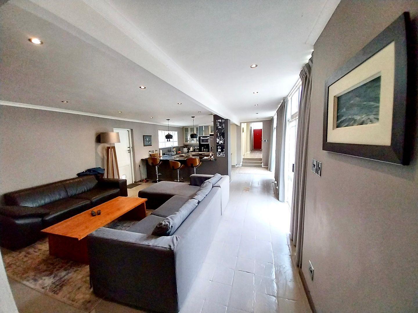 4 Bedroom House for sale in Claremont Upper 27 Neave Street P24