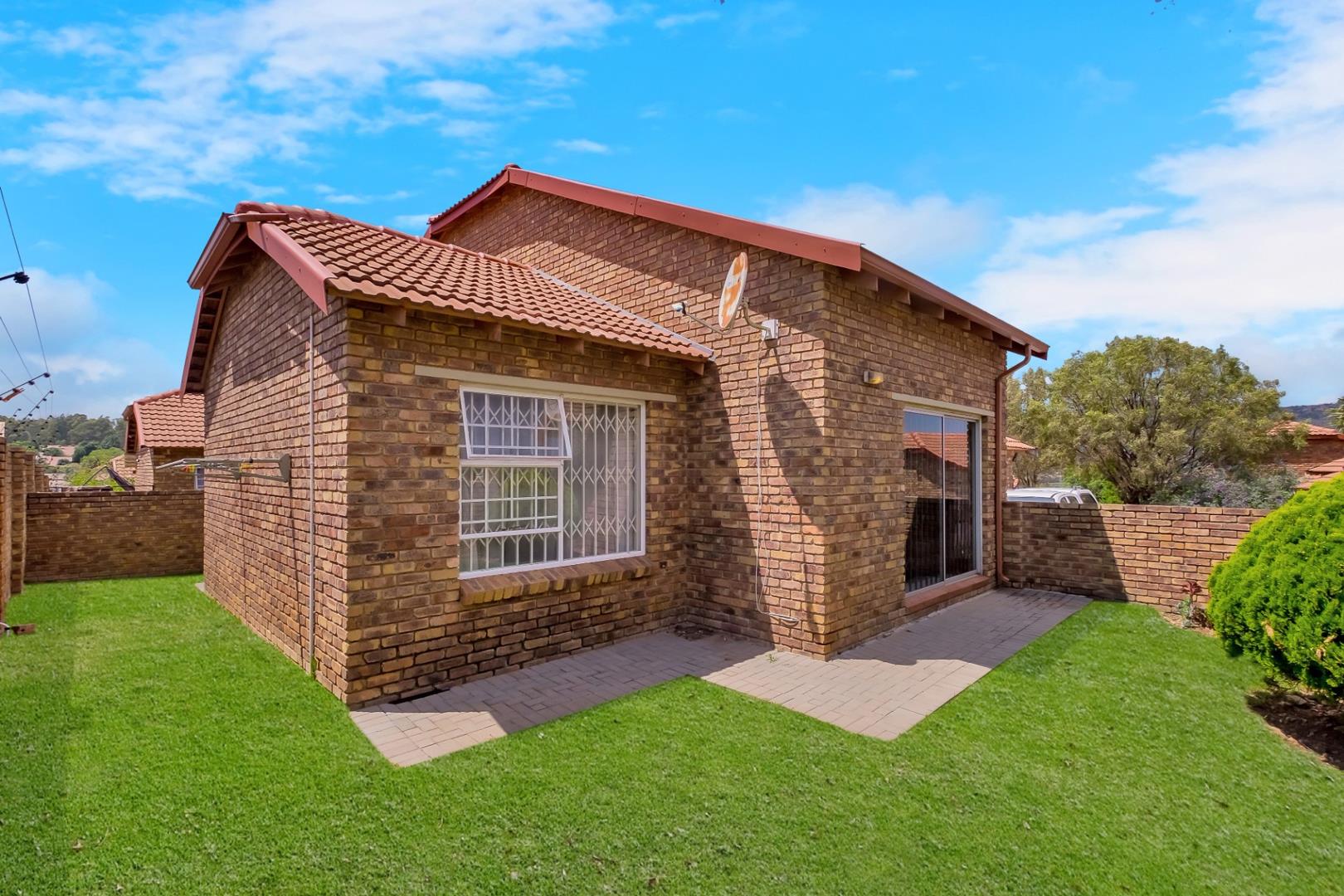 3 Bedroom Townhouse for sale in Wilgeheuwel P24113667931