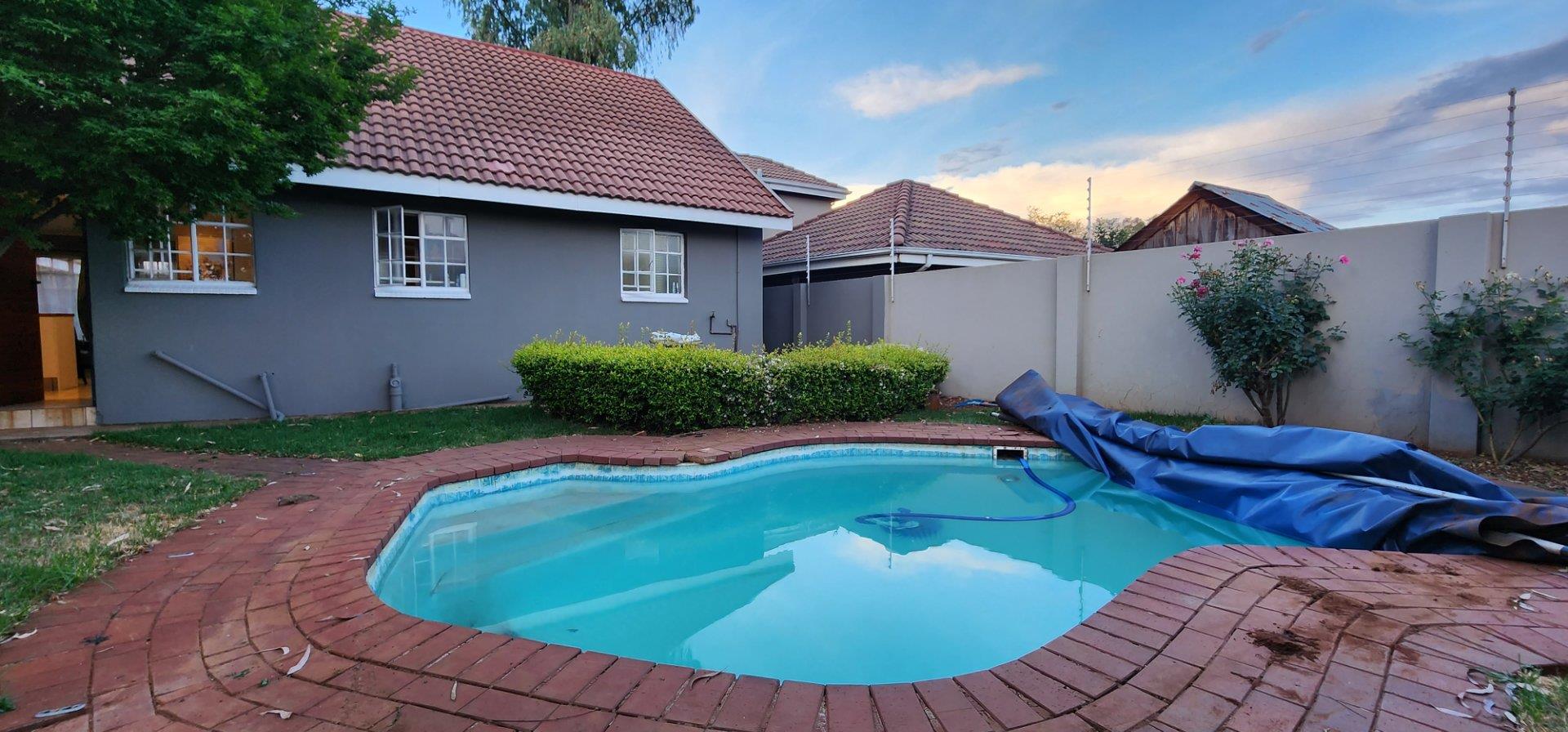 2 Bedroom House for sale in Henley On Klip P24113670139