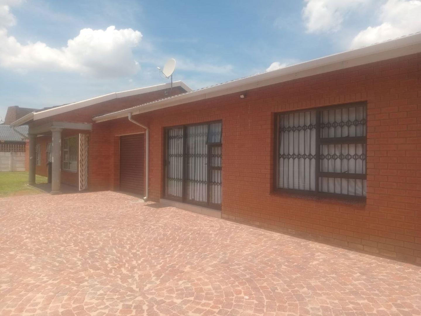 8 Bedroom House for sale in Bakerton P24113671004