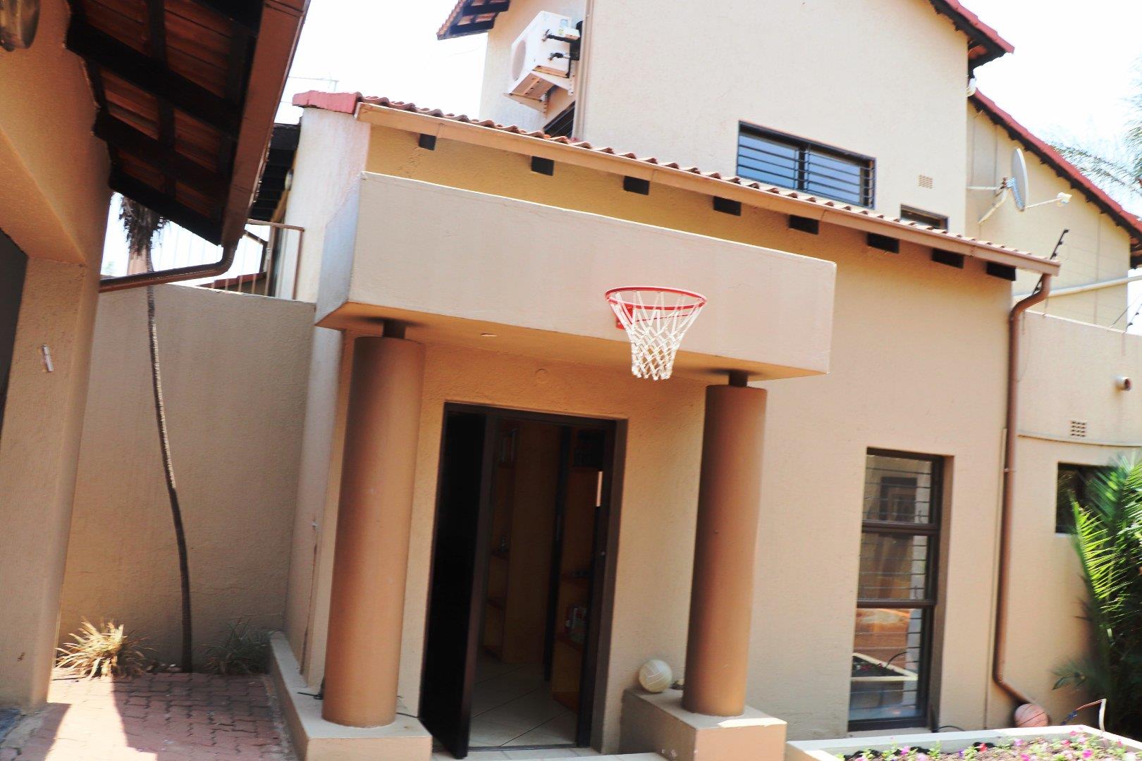 4 Bedroom House for sale in Sandown P24108100213