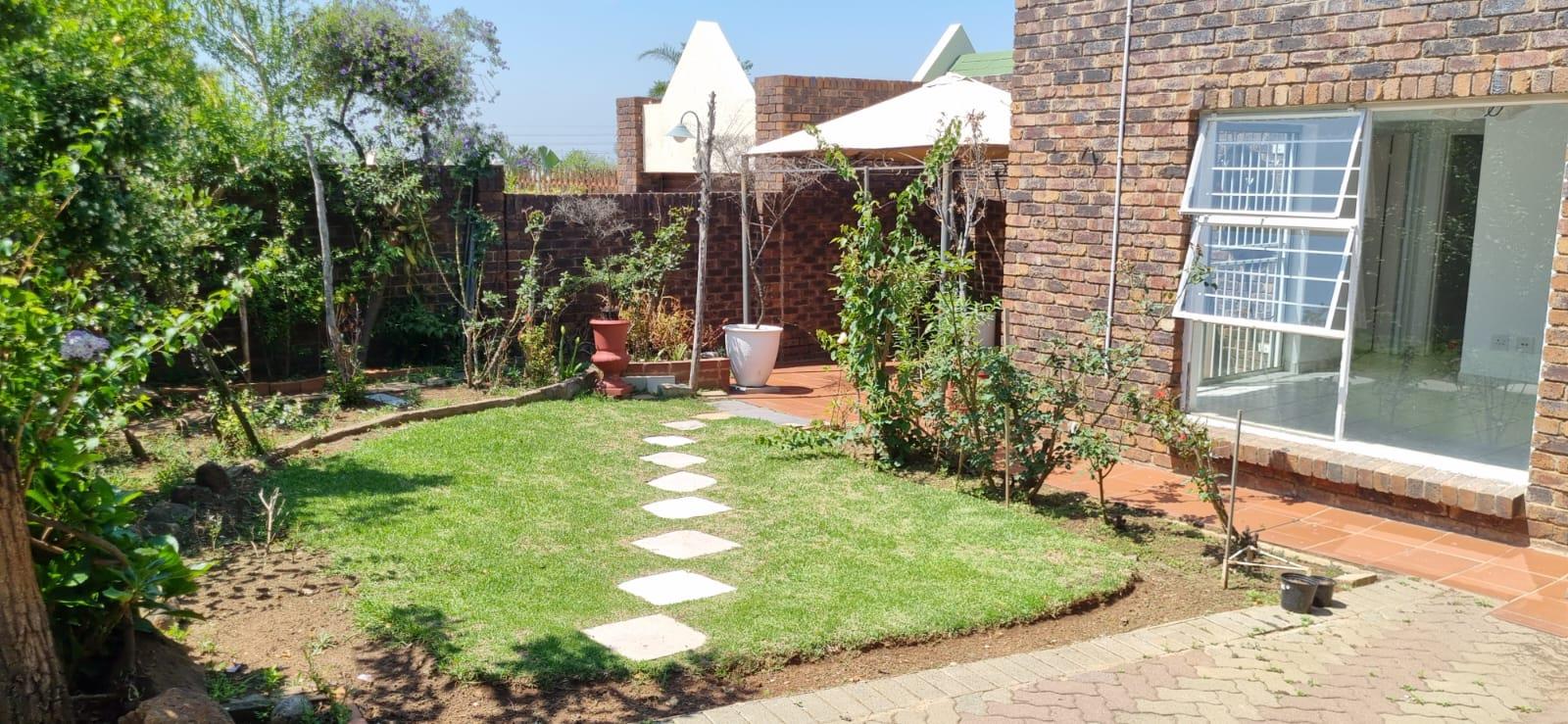 2 Bedroom Townhouse for sale in Oakdene P24113671527