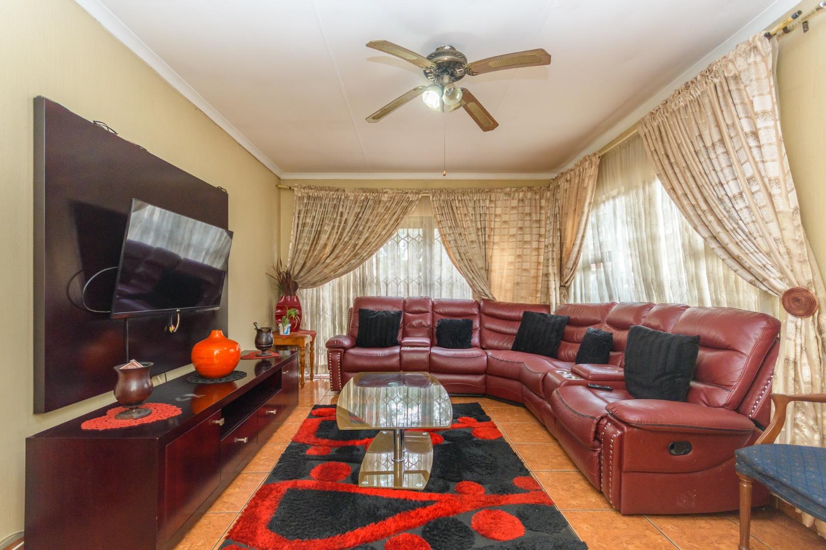 4 Bedroom House for sale in Dinwiddie P24113672800