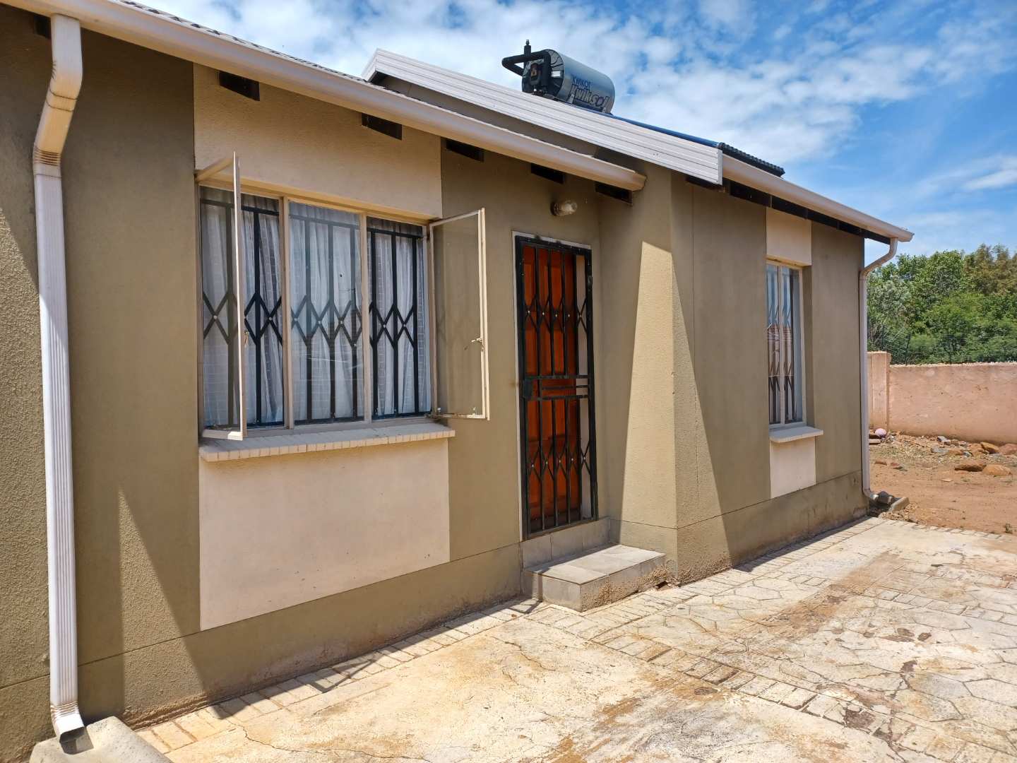 2 Bedroom House for sale in Rosslyn 2819 Southern Cross Street P24