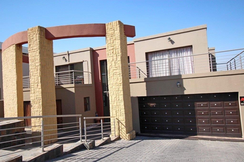 5 Bedroom House for sale in Kyalami P24102949813