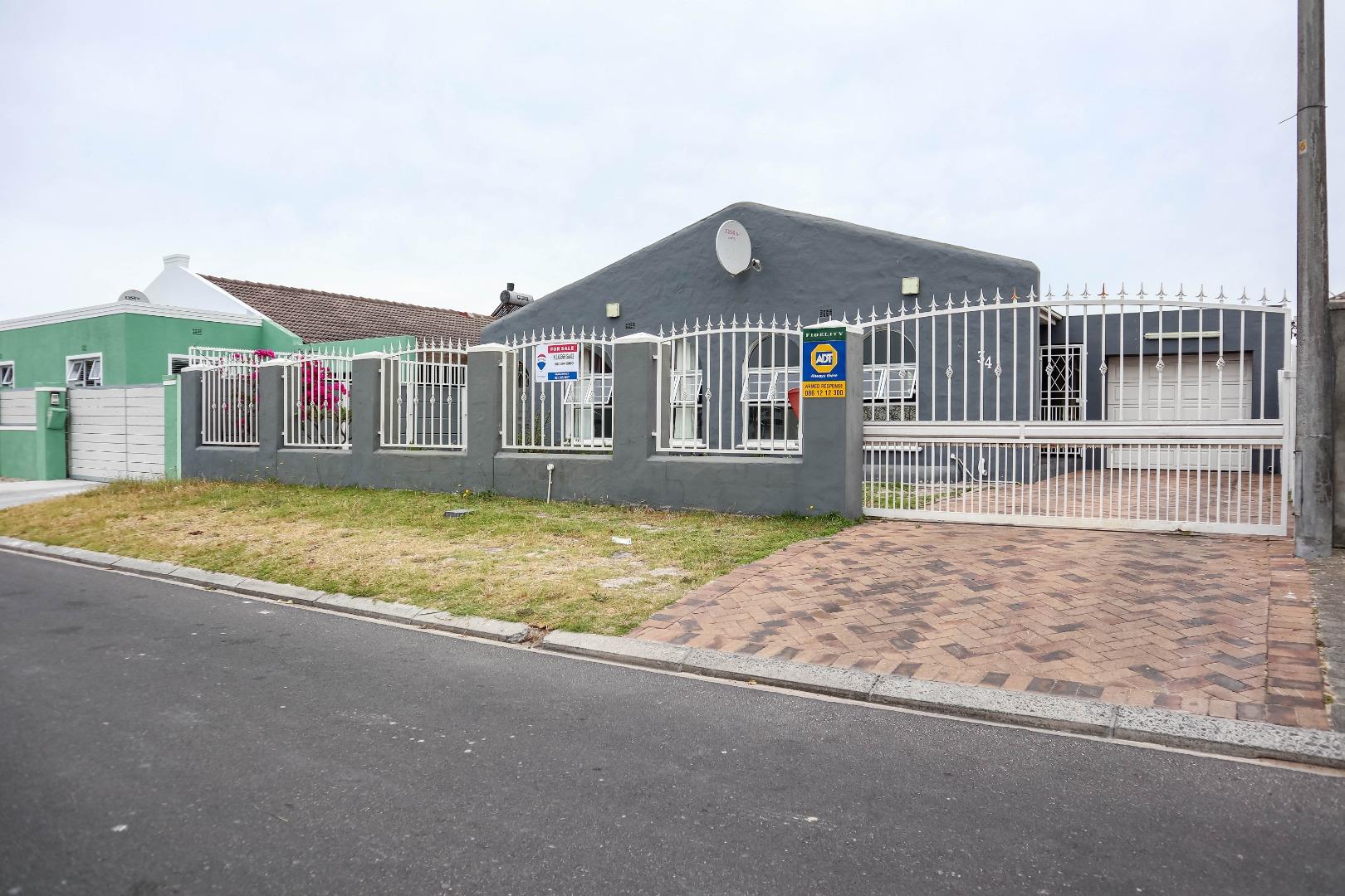 4 Bedroom House for sale in Grassy Park P24113689646