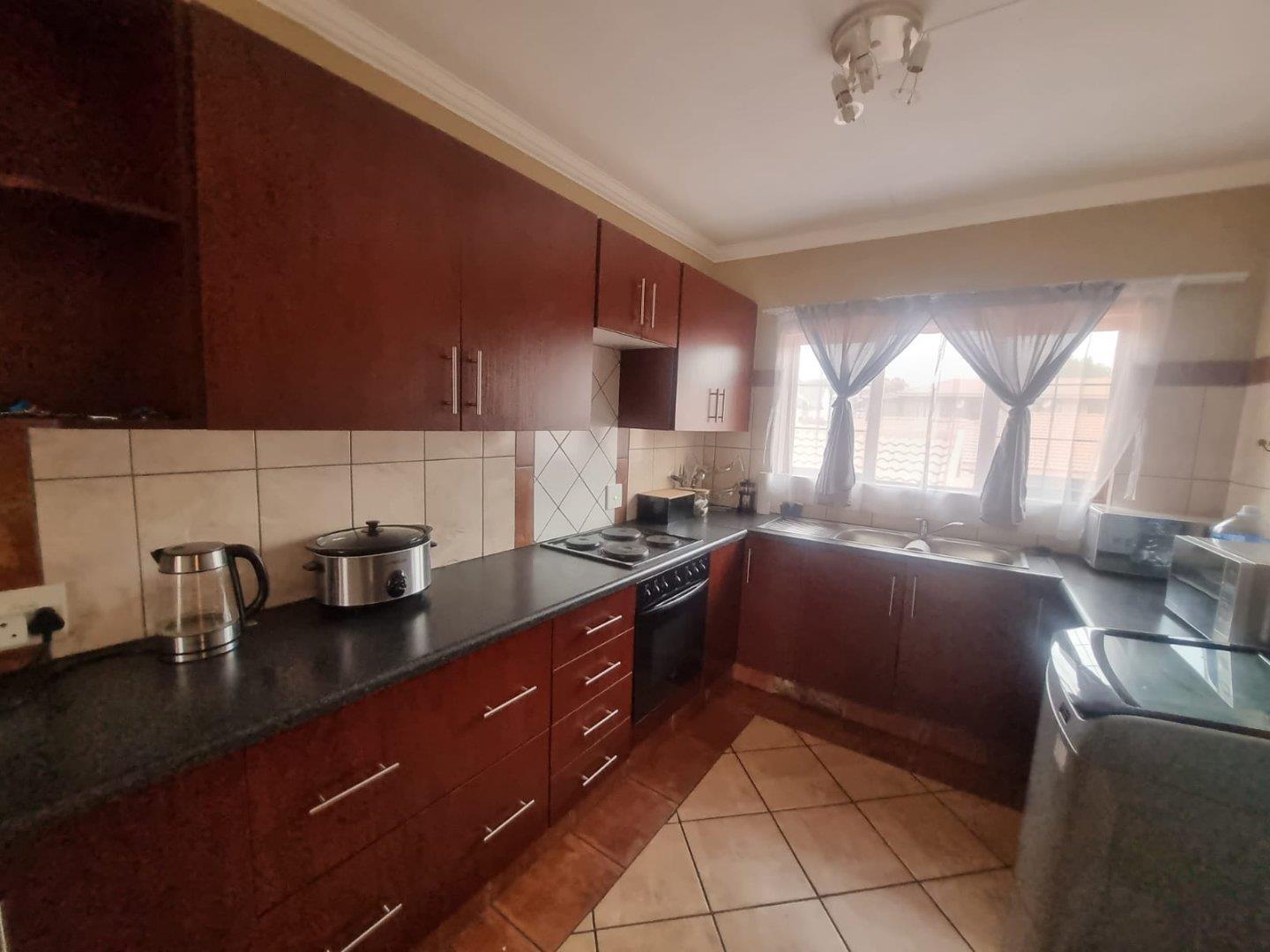 2 Bedroom Townhouse for sale in Middelburg Central P24113691457