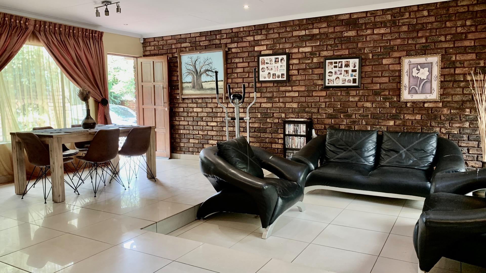 4 Bedroom House for sale in The Orchards P24113693183