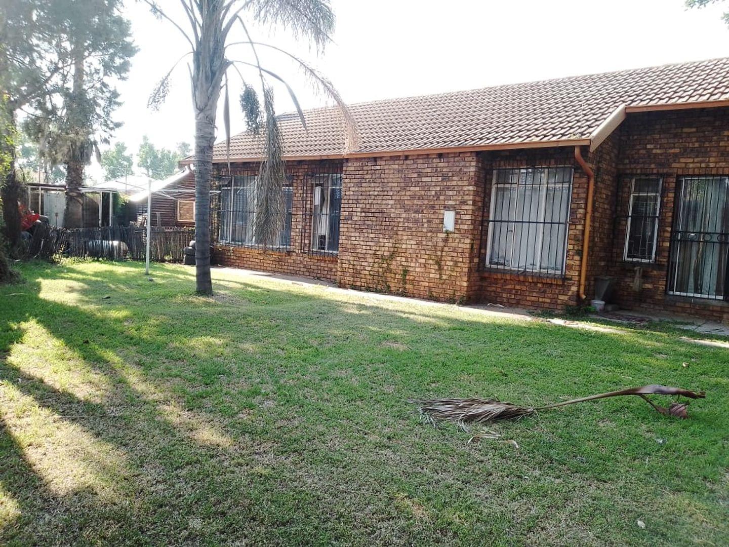 4 Bedroom House for sale in Daspoort P24113693277
