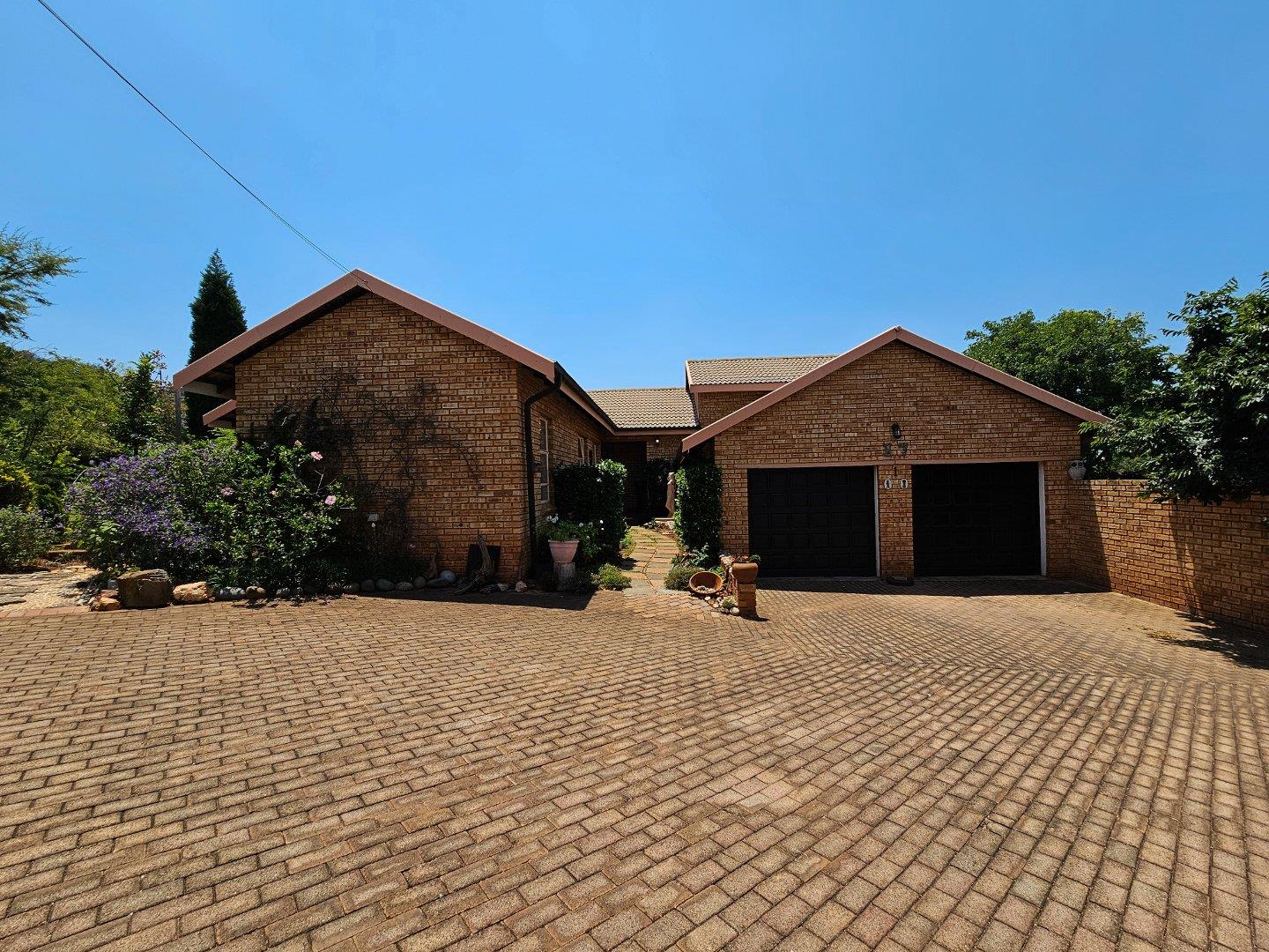 4 Bedroom House for sale in Rangeview 17 Appelblaar Street P24