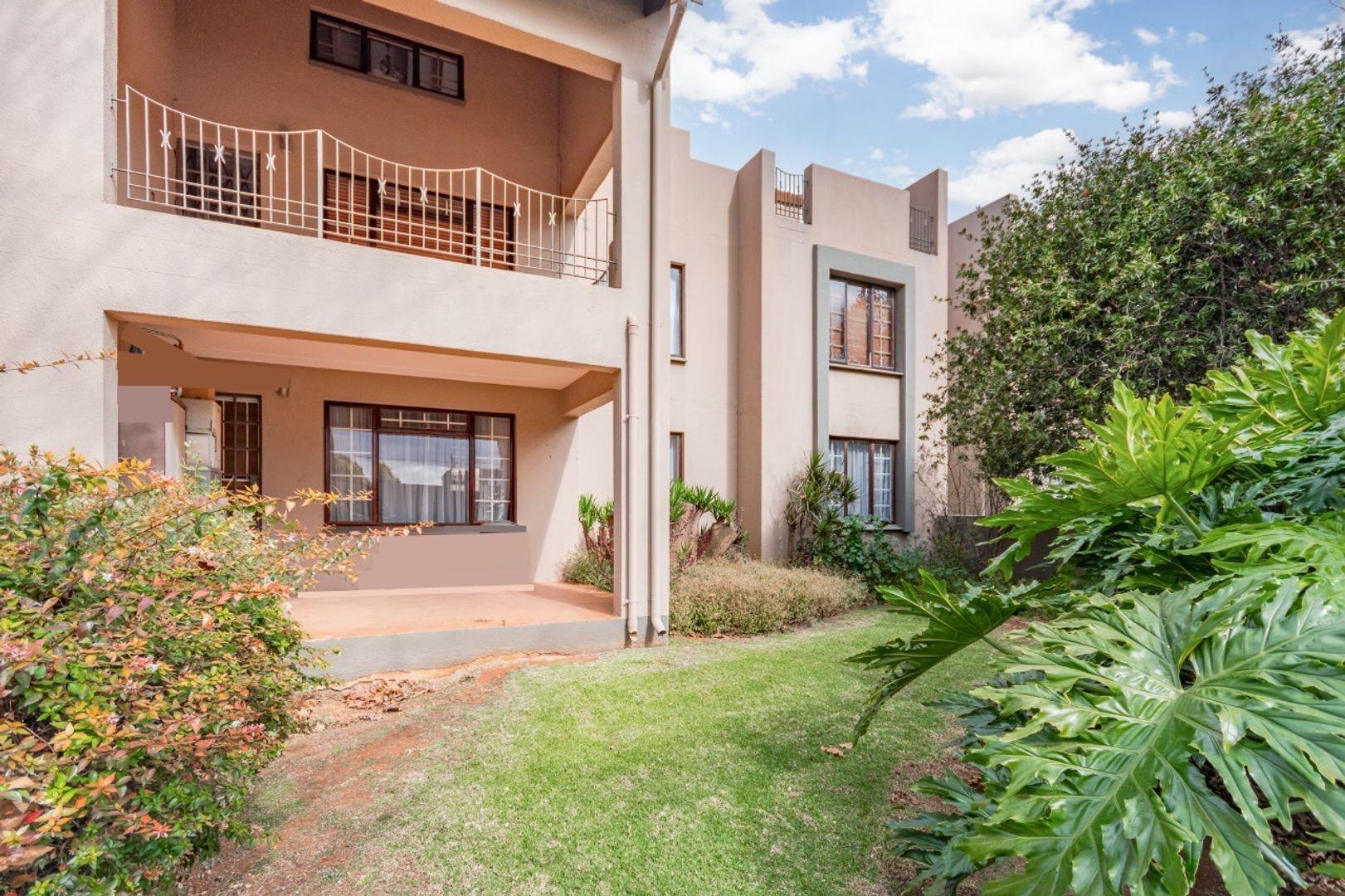 2 Bedroom Townhouse for sale in Bedfordview P24113697692