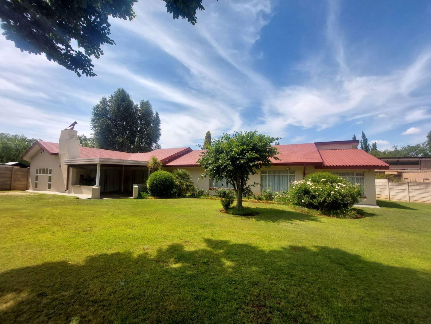 4 Bedroom House for sale in Panorama P24113703377