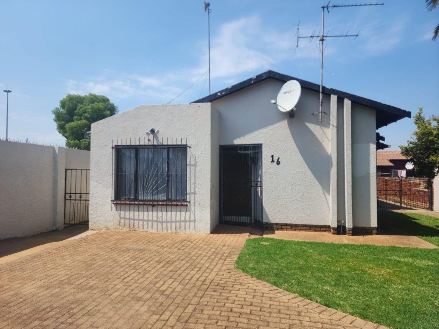 3 Bedroom House for sale in Delmore Park 16 Rademeyer Avenue P24
